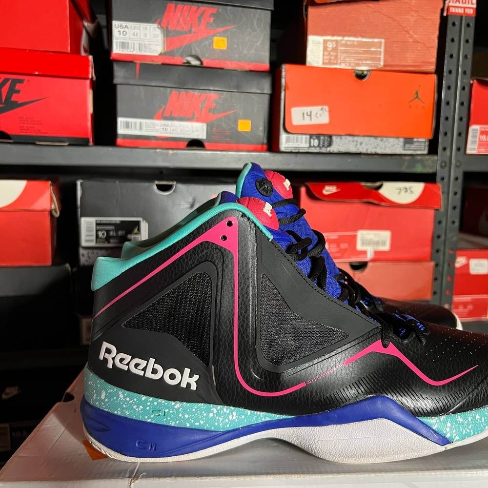 Reebok High-Top Sneakers - Black and Teal Reebok Pump Size 10.5
OG Box
